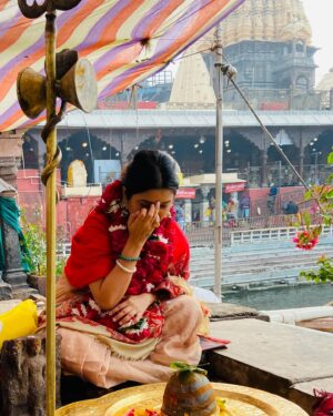 Prajakta Mali Instagram - श्री महाकालेश्वर ज्योतिर्लिंग. - उज्जैन, मध्य प्रदेश. 🔱
#जयमहाकाल 
.
The most #powerful one. 🎯
.
(हो हो, फोटोतील साडी माहेश्वरीच आहे. लगेच घडी मोडली. 🥰) 
.
#भक्त #महाकाल #जलाभिषेक #दासी #महादेव #उज्जैन #हरसिद्धी #कालभैरव #prajakttamali @🔱