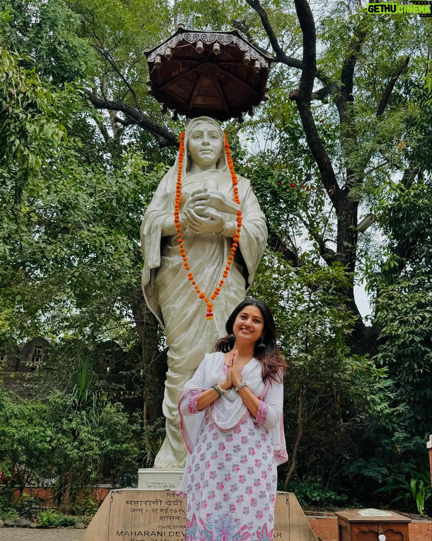 Prajakta Mali - 173.4K Likes - महेश्वर घाट- खरगोन , मध्य प्रदेश.
.
#अतिशयसुंदर #मंदिरं #स्थापत्य #प्राचीन #नगरी #धर्मकार्य
.
“पुण्यश्लोक अहिल्यादेवी (माता) होळकर” यांचं अफाट कार्य विशेषतः धर्मकार्याविषयी मला माहिती होती. आज ते सर्व कार्य जवळून पाहिलं आणि त्यांच्याविषयीचा आदर लाखो पटींनी दुणावला.
#प्रेरणास्थान #माता #उत्तमप्रशासक #समाजकार्य
१२ ज्योतिर्लिंगांची यात्रा करताना, त्याचं महादेव प्रेम आणि कार्य पाहणं फार मोलाचं ठरतय.
.
#सहस्रार्जून #गोष्ट #कमाल
(होय…लवकरच अंगावर माहेश्वरी साड्या बघायला मिळतील 🥰. )