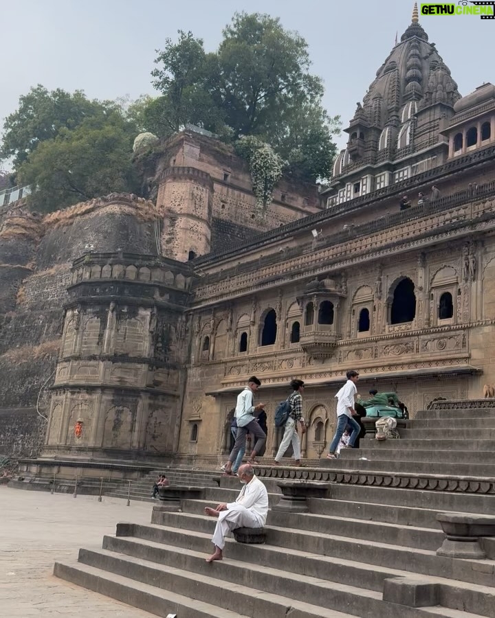 Prajakta Mali - 173.4K Likes - महेश्वर घाट- खरगोन , मध्य प्रदेश.
.
#अतिशयसुंदर #मंदिरं #स्थापत्य #प्राचीन #नगरी #धर्मकार्य
.
“पुण्यश्लोक अहिल्यादेवी (माता) होळकर” यांचं अफाट कार्य विशेषतः धर्मकार्याविषयी मला माहिती होती. आज ते सर्व कार्य जवळून पाहिलं आणि त्यांच्याविषयीचा आदर लाखो पटींनी दुणावला.
#प्रेरणास्थान #माता #उत्तमप्रशासक #समाजकार्य
१२ ज्योतिर्लिंगांची यात्रा करताना, त्याचं महादेव प्रेम आणि कार्य पाहणं फार मोलाचं ठरतय.
.
#सहस्रार्जून #गोष्ट #कमाल
(होय…लवकरच अंगावर माहेश्वरी साड्या बघायला मिळतील 🥰. )