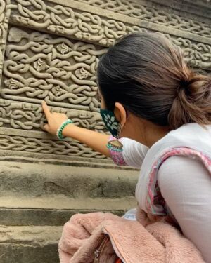 Prajakta Mali Instagram - महेश्वर घाट- खरगोन , मध्य प्रदेश. 
.
#अतिशयसुंदर #मंदिरं #स्थापत्य #प्राचीन #नगरी #धर्मकार्य 
.
“पुण्यश्लोक अहिल्यादेवी (माता) होळकर” यांचं अफाट कार्य विशेषतः धर्मकार्याविषयी मला माहिती होती. आज ते सर्व कार्य जवळून पाहिलं आणि त्यांच्याविषयीचा आदर लाखो पटींनी दुणावला.
 #प्रेरणास्थान #माता #उत्तमप्रशासक #समाजकार्य 
१२ ज्योतिर्लिंगांची यात्रा करताना, त्याचं महादेव प्रेम आणि कार्य पाहणं फार मोलाचं ठरतय. 
.
#सहस्रार्जून #गोष्ट #कमाल 
(होय…लवकरच अंगावर माहेश्वरी साड्या बघायला मिळतील 🥰. )