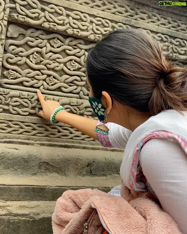 Prajakta Mali - 173.4K Likes - महेश्वर घाट- खरगोन , मध्य प्रदेश.
.
#अतिशयसुंदर #मंदिरं #स्थापत्य #प्राचीन #नगरी #धर्मकार्य
.
“पुण्यश्लोक अहिल्यादेवी (माता) होळकर” यांचं अफाट कार्य विशेषतः धर्मकार्याविषयी मला माहिती होती. आज ते सर्व कार्य जवळून पाहिलं आणि त्यांच्याविषयीचा आदर लाखो पटींनी दुणावला.
#प्रेरणास्थान #माता #उत्तमप्रशासक #समाजकार्य
१२ ज्योतिर्लिंगांची यात्रा करताना, त्याचं महादेव प्रेम आणि कार्य पाहणं फार मोलाचं ठरतय.
.
#सहस्रार्जून #गोष्ट #कमाल
(होय…लवकरच अंगावर माहेश्वरी साड्या बघायला मिळतील 🥰. )