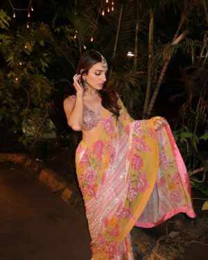 Prakriti Kakar Instagram - me and a sari- a love story 💅

@sshilpasamriya @viralmantra