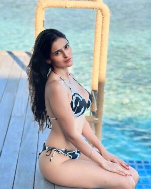 Prakriti Pavani Instagram - winter is coming and it’s making me miss peak summer ☀️