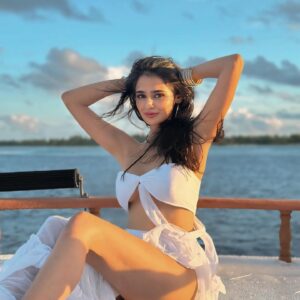 Prakriti Pavani Instagram - chasing sunsets and ocean waves 🦢