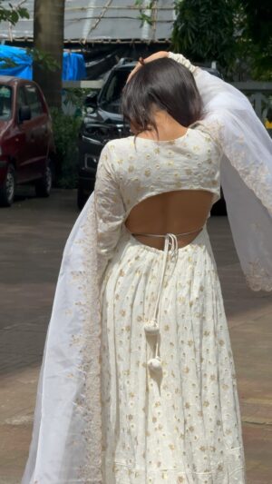 Pratiksha Honmukhe Instagram - 🦢🤍🕊️

VC- @amishaa151 

👗 @kadhaeeghar 

#reels#instagram