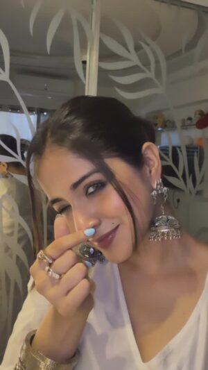 Pratiksha Honmukhe Instagram - 🤍🕊️🦢

@tara_c_tara 

#reels#instagram#trending#white
