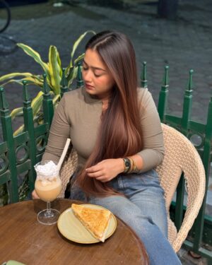 Pratyusha Paul Instagram - I just want to take a moment to tell whoever is reading this right now that even on your hardest days, you are so much stronger than what you give yourself credit for, you are so much more incredible than you realise, you are pure magic and you make the lives of all the people around you better, just by being you..🌕🤎✨