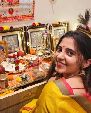 Preethi Asrani Instagram - Sweets, Sparkle, Slay. ✨️

#HappywalaDiwali💛