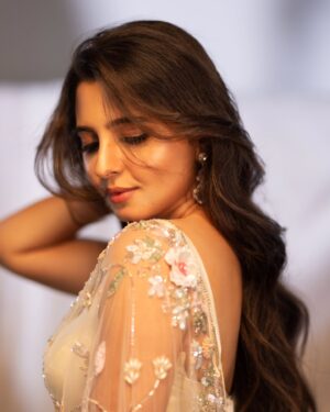 Preethi Asrani Instagram - Wrapped in Elegance, draped in Dreams 🤍✨️
#siima2024
.
.
Team ❤️

Wearing @singhanias_official

Styled by @manogna_gollapudi

Assisted by @sriramya_kunche @style_dby_shree

Jewellery @shopriyaaofficial

MUAH @makeup_by_amulya 

Photography @chinthuu_klicks