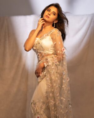 Preethi Asrani Instagram - Wrapped in Elegance, draped in Dreams 🤍✨️
#siima2024
.
.
Team ❤️

Wearing @singhanias_official

Styled by @manogna_gollapudi

Assisted by @sriramya_kunche @style_dby_shree

Jewellery @shopriyaaofficial

MUAH @makeup_by_amulya 

Photography @chinthuu_klicks