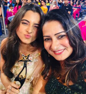 Preethi Asrani Instagram - Couldn't have been possible without ya'll! :)
#forevergrateful 

Heartfelt Gratitude to @siimawards ✨️

My Ayothi Team ❤️
This one's for us! 

@anjuasranikreations @sasikumardir @manthiramoorthy_offl @madheshmanickamm @vijaytvpugazh @iyashpalsharma @advaithvinod @tridentartsoffl