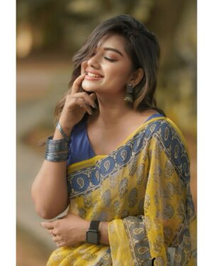 Preethi Sharma Instagram - “ Saree vibes : classy with a hint of sassy “. 😜

Costumes - @kaarigai.sarees 
Photographer - @camerasenthil 
Makeup - @srimakeupartistry
Hair - @mahi_hairstyliz 
Shoot Organized by @rrajeshananda 

#photoshoot #chennai #sareevibes #traditional #preevibes☮️ #preefam☮️ #preelovesyou☮️