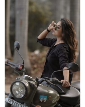 Preethi Sharma Instagram - 😎🤏🏻

📸 - @camerasenthil 😇
Shoot organised by- @rrajeshananda 😇

#ootd #blacklove #royalenfield #bikelove #preefam☮️ #preevibes☮️ #preelovesyou☮️