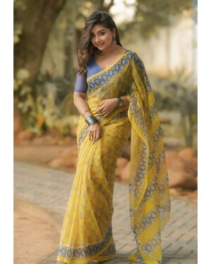 Preethi Sharma Instagram - “ Saree vibes : classy with a hint of sassy “. 😜

Costumes - @kaarigai.sarees 
Photographer - @camerasenthil 
Makeup - @srimakeupartistry
Hair - @mahi_hairstyliz 
Shoot Organized by @rrajeshananda 

#photoshoot #chennai #sareevibes #traditional #preevibes☮️ #preefam☮️ #preelovesyou☮️