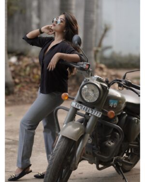 Preethi Sharma Instagram - 😎🤏🏻

📸 - @camerasenthil 😇
Shoot organised by- @rrajeshananda 😇

#ootd #blacklove #royalenfield #bikelove #preefam☮️ #preevibes☮️ #preelovesyou☮️
