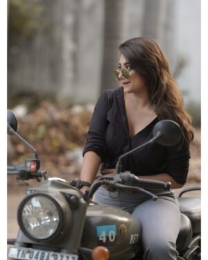 Preethi Sharma Instagram - 😎🤏🏻

📸 - @camerasenthil 😇
Shoot organised by- @rrajeshananda 😇

#ootd #blacklove #royalenfield #bikelove #preefam☮️ #preevibes☮️ #preelovesyou☮️