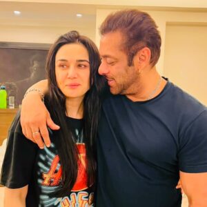 Preity Zinta Instagram - Happy Burrday @beingsalmankhan 🎂Just wanna say I love you the mostest 🥳 Rest will tell you when I speak to you ….. and yes we need more photos otherwise I will keep posting the same old ones !  #ting