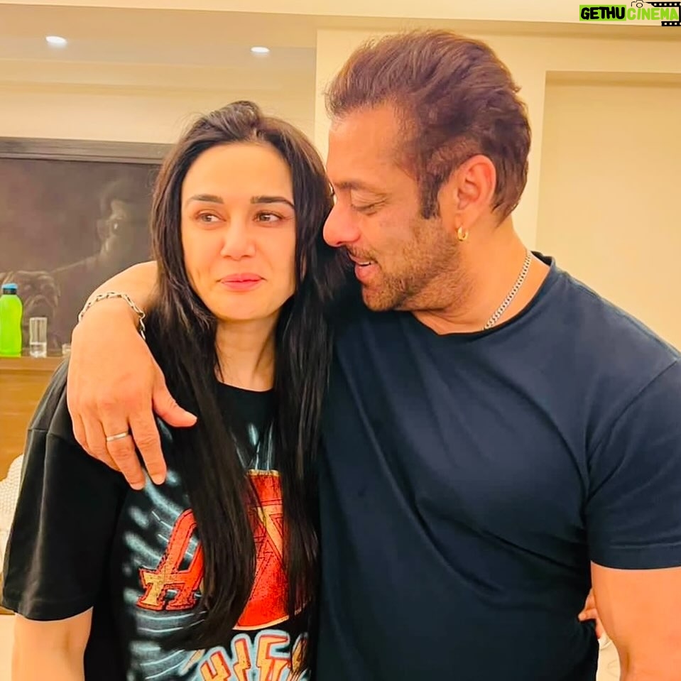 Preity Zinta - 1.8 Million Likes - Happy Burrday @beingsalmankhan 🎂Just wanna say I love you the mostest 🥳 Rest will tell you when I speak to you ….. and yes we need more photos otherwise I will keep posting the same old ones ! #ting