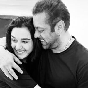 Preity Zinta Instagram - Happy Burrday @beingsalmankhan 🎂Just wanna say I love you the mostest 🥳 Rest will tell you when I speak to you ….. and yes we need more photos otherwise I will keep posting the same old ones !  #ting