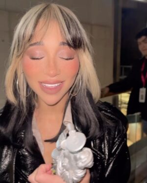 Princesa Alba Instagram - SEGUNDO AÑO CONSECUTIVO EN MEJOR ARTISTA POP⸜(｡˃ ᵕ ˂ )⸝♡ LOS AMO INFINITO MIS DIGITALS ANGELS 😭 Atte. Alba Giselle Reyes 
────୨ৎ────
Gracias a @losdenver por la invitación a este tributo hermoso al gran Jorge González 
────୨ৎ────
Beauty and hair by @humbertomoyav 
Look Show @shitoshit x @hm 
⠀⠀ ⠀⠀ ⠀⠀ ⠀⠀