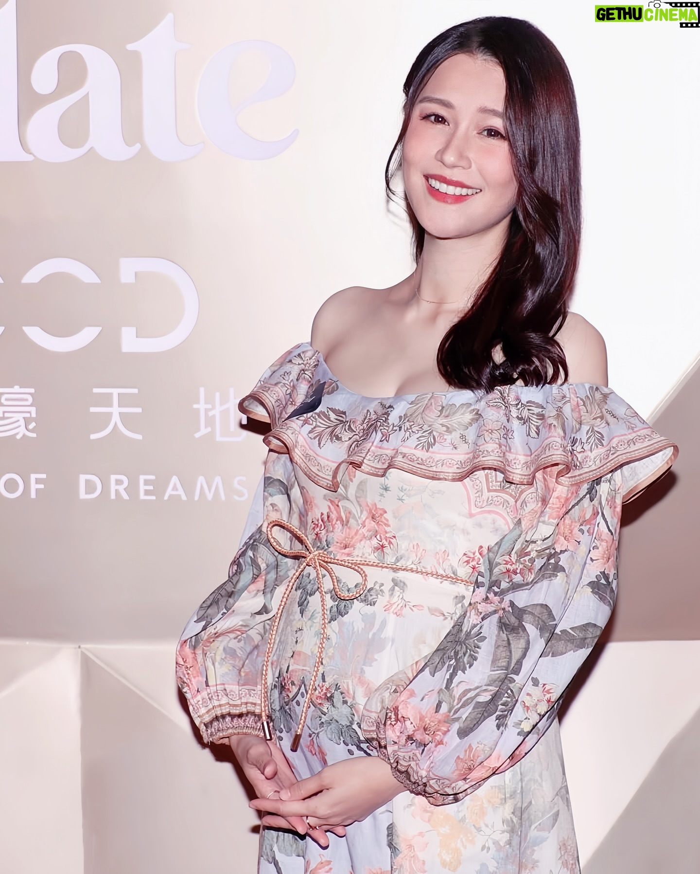 Priscilla Wong - 81.7K Likes - 很喜歡這個小肚子🌈
跟小肚子用心打扮,
有一種形容不了的喜樂。
適量休息,也來一點工作,
讓我們倆多一點積極氣氛💪🏻
我猜這就是每位努力工作的孕婦心情。
謝謝邀請我們參加了一個盛宴,
特別為我準備一個孕婦晚餐,
也給我和小肚子有機會可以拍一些相片🥰
@voguehongkong @cityofdreamsmacau @AlainDucasseatmopheusmacau @yimorpheusmacau
#CityofDreamsMacau #Morpheus #JadeDragon #AlainDucasseatmopheus #YI #Michelin #AnArtfulPalate
Styling @cathcheung
Hair @terrence_chann
Dress: @zimmermann
Jewelries: @apmmonaco