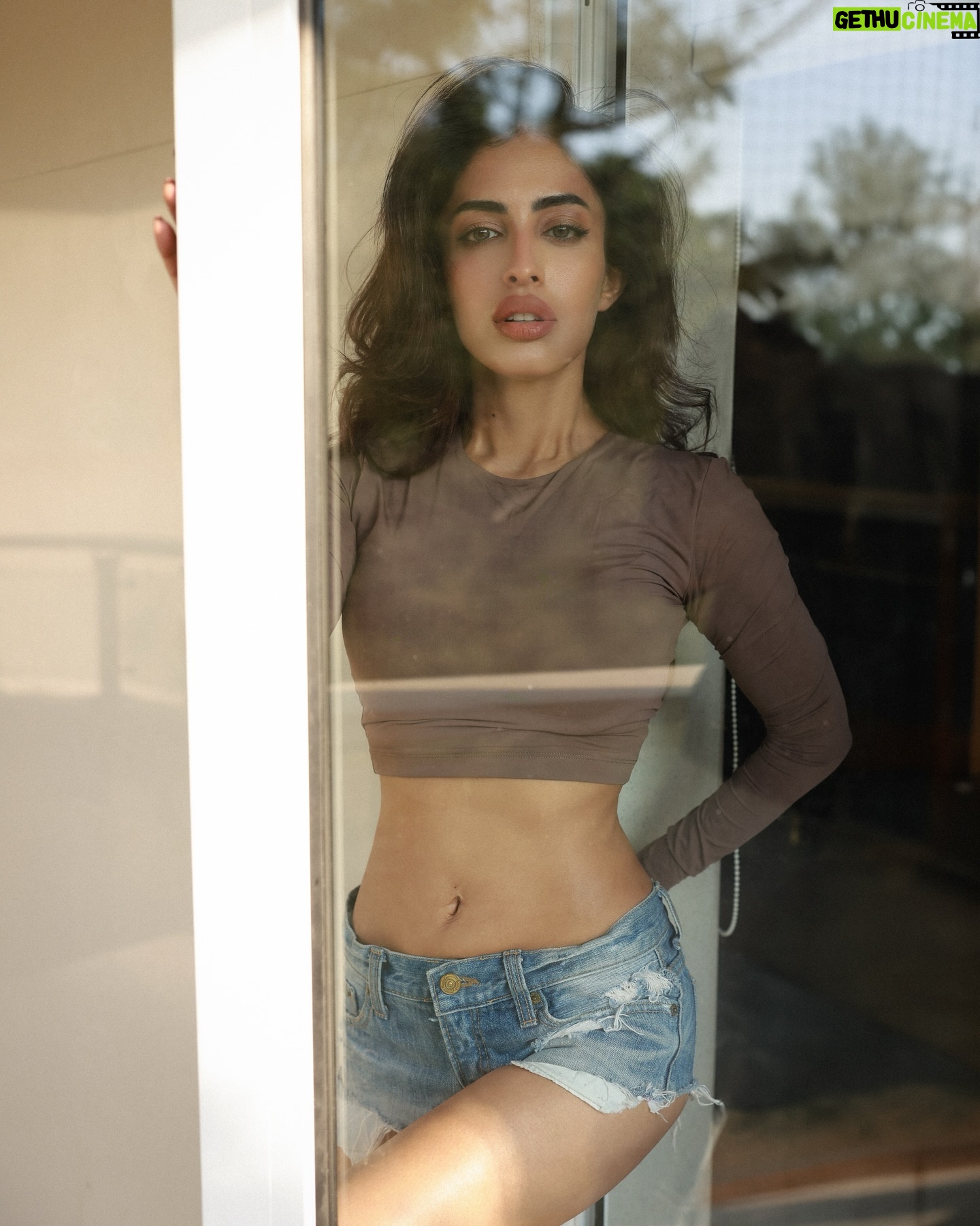 Priya Banerjee - 21.4K Likes - Mood: Too early for New Year’s resolutions, too late to care about Christmas indulgence🤎
📸 @pranav.foto