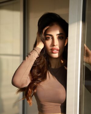 Priya Banerjee Instagram - Mood: Too early for New Year’s resolutions, too late to care about Christmas indulgence🤎

📸 @pranav.foto