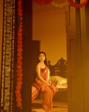 Priyamvada Kant Instagram - Bts Sharda, Tenalirama 🍁
Kaise lag rahe hain episodes? ☺️

Pc: @sahilll.a 

Tenalirama Sharda sonysab sabtv sonyliv