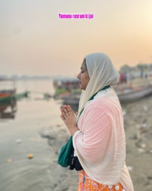 Priyanka Pandit Instagram - इस पद में स्वामी श्री हरिदास जी महाराज समस्त जीवों से उपदेश देते हुए कहते हैं, हे भाई! जब तक तू इस जगत में जीवित है, सब प्रकार के सांसारिक झंझटों को त्यागकर, केवल श्री हरि का भजन कर। [1]

तू जगत की थोड़े दिन की भलाई बुराई और वाह वाही से परलोक में क्या ले जा सकता है? इन सांसारिक सराहनाओं का वहाँ कोई महत्व नहीं है। [2]

तू नगर के विवाद, नश्वर धन, गुण और यौवन के मद में डूबकर साक्षात करुणा और दया के समुद्र, श्री हरि के नाम का स्मरण करना भूल गया है, जो अद्वितीय सुख का स्रोत है । [3]

स्वामी हरिदास जी महाराज अंत में कहते हैं कि जीवों की मन-बुद्धि में लोभ इस प्रकार घर कर चुका है कि किसी संत, महात्मा या भगवान का उपदेश भी उनके हृदय में प्रविष्ट नहीं हो पाता। वे सच्चे मार्ग को पहचान नहीं पाते। [4]