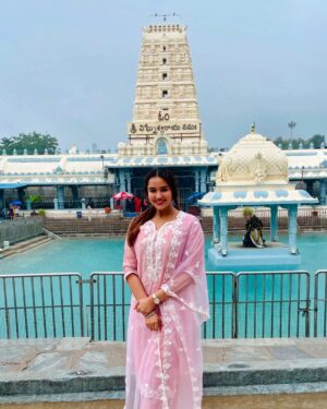 Pujita Ponnada Instagram - Varsham lo Vinayaka darshan 🙏😌✨

📍 @kanipakam_temple 

#pujitaponnada #divineblessings #blessedmonth