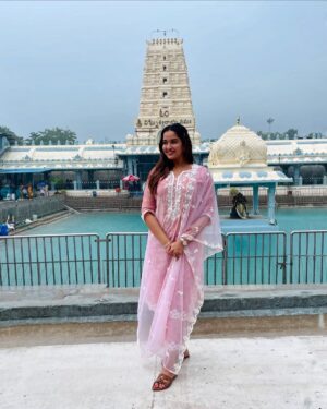 Pujita Ponnada Instagram - Varsham lo Vinayaka darshan 🙏😌✨

📍 @kanipakam_temple 

#pujitaponnada #divineblessings #blessedmonth