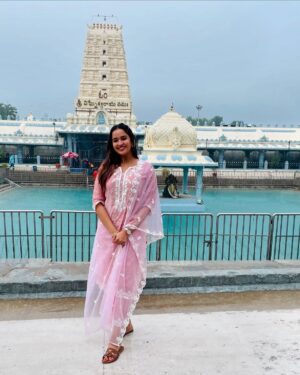 Pujita Ponnada Instagram - Varsham lo Vinayaka darshan 🙏😌✨

📍 @kanipakam_temple 

#pujitaponnada #divineblessings #blessedmonth