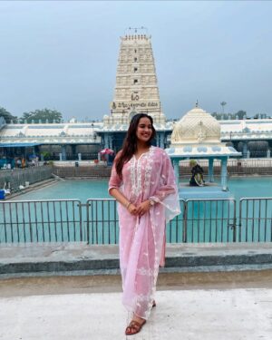 Pujita Ponnada Instagram - Varsham lo Vinayaka darshan 🙏😌✨

📍 @kanipakam_temple 

#pujitaponnada #divineblessings #blessedmonth