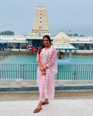 Pujita Ponnada Instagram - Varsham lo Vinayaka darshan 🙏😌✨

📍 @kanipakam_temple 

#pujitaponnada #divineblessings #blessedmonth