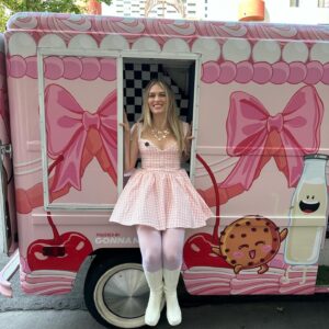 QTCinderella Instagram - cookies & milk truck this year with @gonnaneedmilk 🍪🥛🎀💗 #ad #gonnaneedmilk #twitchcon