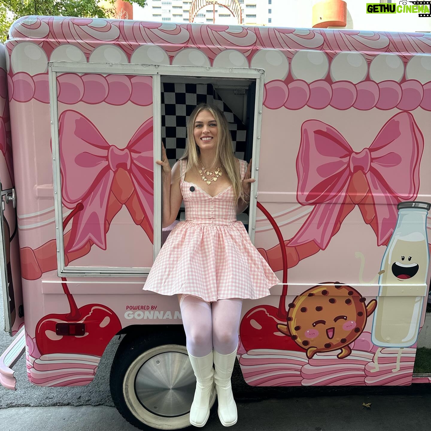QTCinderella - 32.1K Likes - cookies & milk truck this year with @gonnaneedmilk 🍪🥛🎀💗 #ad #gonnaneedmilk #twitchcon