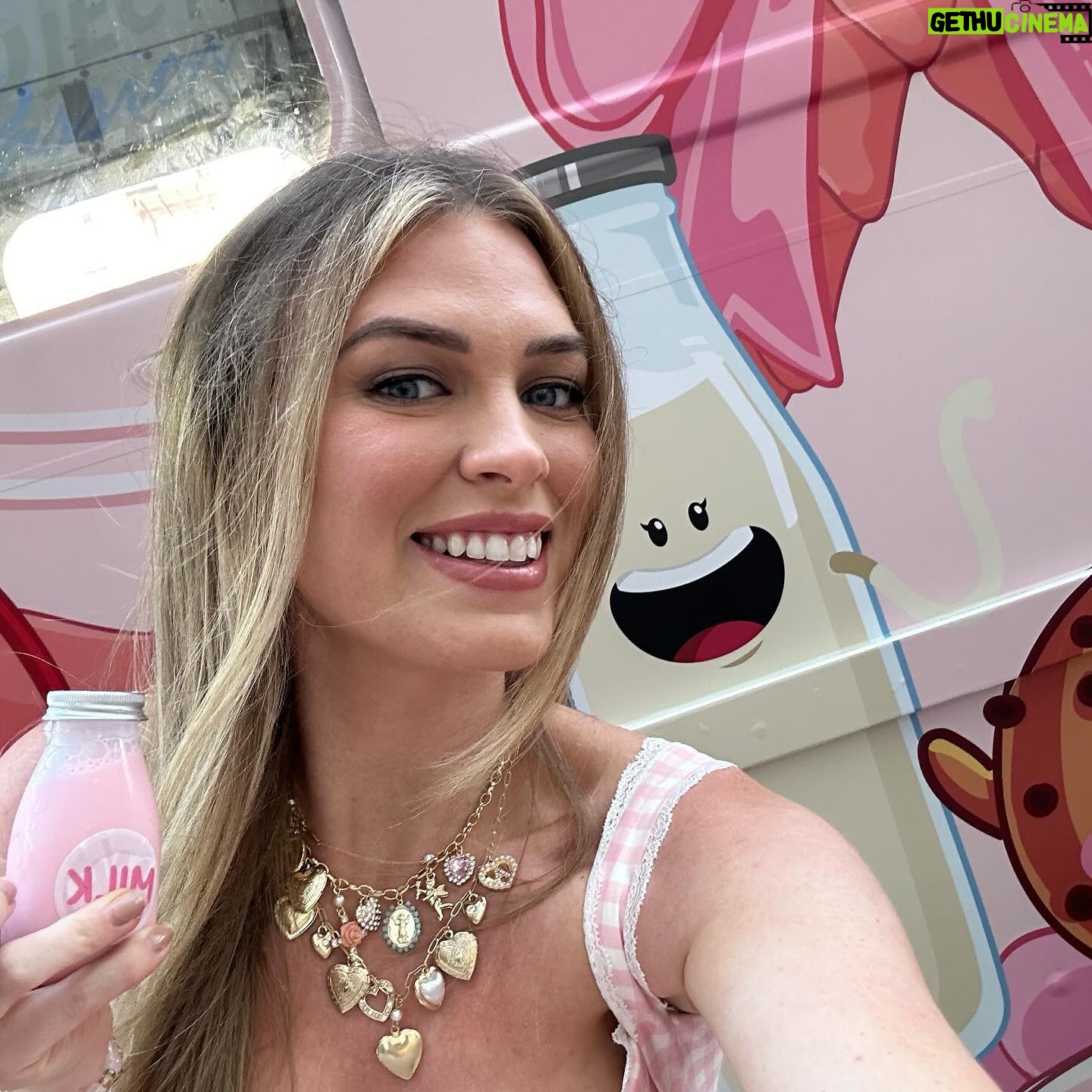 QTCinderella - 32.1K Likes - cookies & milk truck this year with @gonnaneedmilk 🍪🥛🎀💗 #ad #gonnaneedmilk #twitchcon