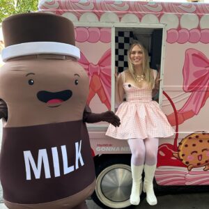 QTCinderella Instagram - cookies & milk truck this year with @gonnaneedmilk 🍪🥛🎀💗 #ad #gonnaneedmilk #twitchcon