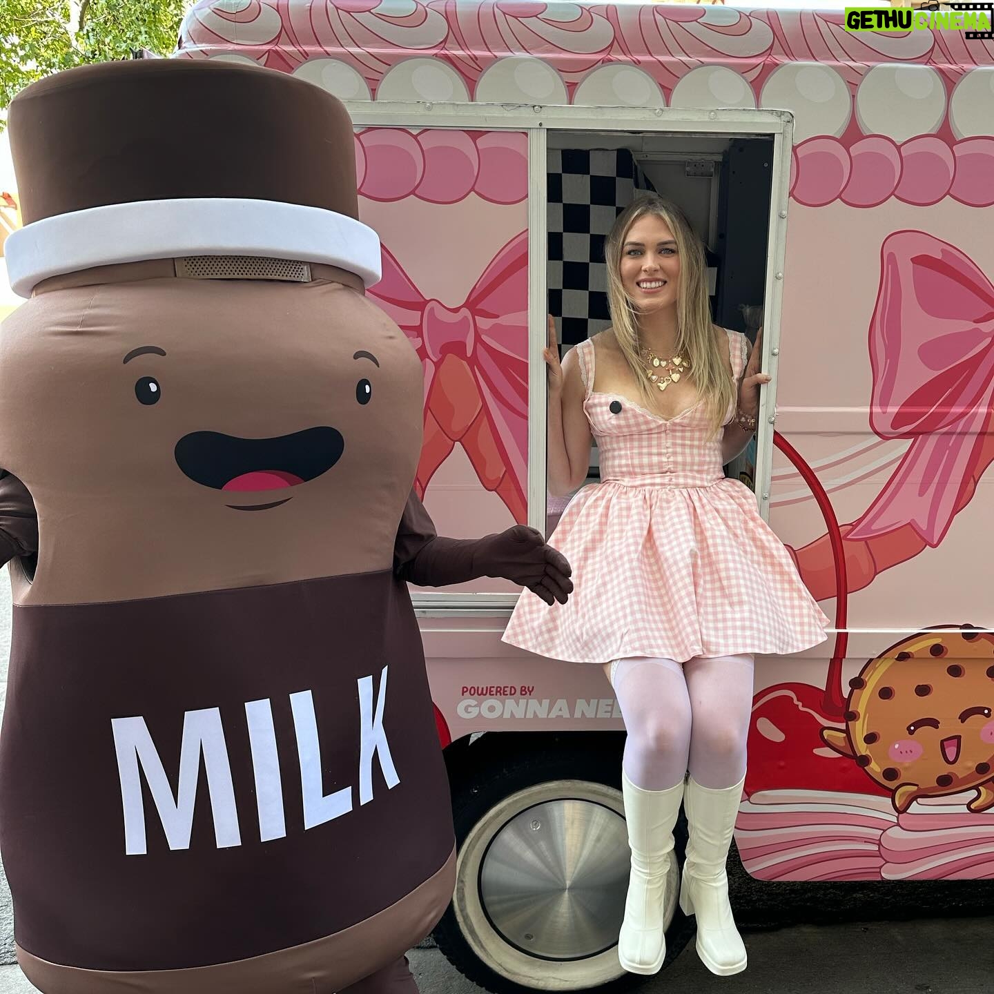 QTCinderella - 32.1K Likes - cookies & milk truck this year with @gonnaneedmilk 🍪🥛🎀💗 #ad #gonnaneedmilk #twitchcon