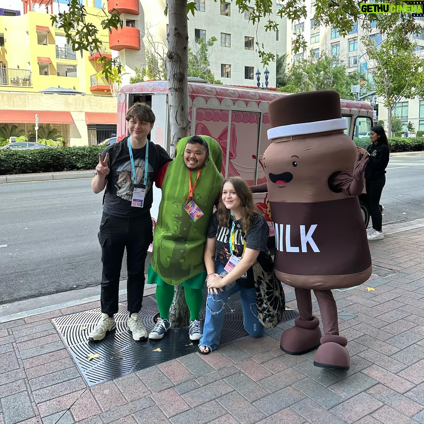 QTCinderella - 32.1K Likes - cookies & milk truck this year with @gonnaneedmilk 🍪🥛🎀💗 #ad #gonnaneedmilk #twitchcon