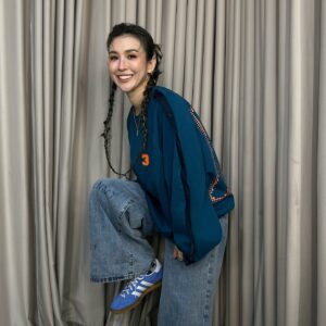 Queen Wei Instagram - 後來覺得，
只要平平安安健健康康過好每一天，
就叫做好命。

快樂有時候無法預測和預備，
就連傷心難過有時候也不切實際。

後來了解，
在重大傷痛的面前，
是不會痛哭流涕的。

外表會很鎮定，
而內在是狂風暴雨龍捲風大地震世界末日。

-

今天漂漂亮亮的妝髮來自
Make up @clairechengmakeup 
Hair stylist @jimmy1987909 

／

#好命 #workhardplayhard #shooting #blueanddenim 
#retem03 #retem03ootd #mouggan #adidasoriginals
