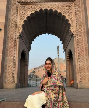 Raashi Khanna Instagram - Celebrating my birthday, immersed in the divine, in the eternal city of Kashi where time stands still and souls find solace.! So grateful 😇
हर हर महादेव ❤️