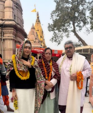 Raashi Khanna Instagram - Celebrating my birthday, immersed in the divine, in the eternal city of Kashi where time stands still and souls find solace.! So grateful 😇
हर हर महादेव ❤️