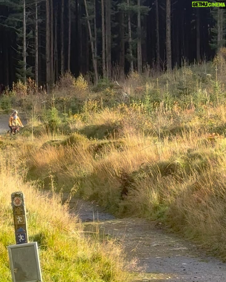 Rachel Atherton - 9.2K Likes - Double bike ride day 🙏 for @ollydavey birthday ☺️❤️😍 ride to town for breakfast in the autumn leaves 🍁 🍳
then some laps of Nant Y Arian @bwlchnantyrarian with the shotgun seat on the e-bike on the blues & sharing the atherton bike for some shared faster laps = absolute perfect ride with the whole fam!
@kidsrideshotgun @athertonbikes ❤️