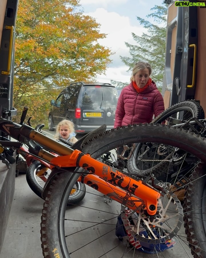 Rachel Atherton - 9.2K Likes - Double bike ride day 🙏 for @ollydavey birthday ☺️❤️😍 ride to town for breakfast in the autumn leaves 🍁 🍳
then some laps of Nant Y Arian @bwlchnantyrarian with the shotgun seat on the e-bike on the blues & sharing the atherton bike for some shared faster laps = absolute perfect ride with the whole fam!
@kidsrideshotgun @athertonbikes ❤️