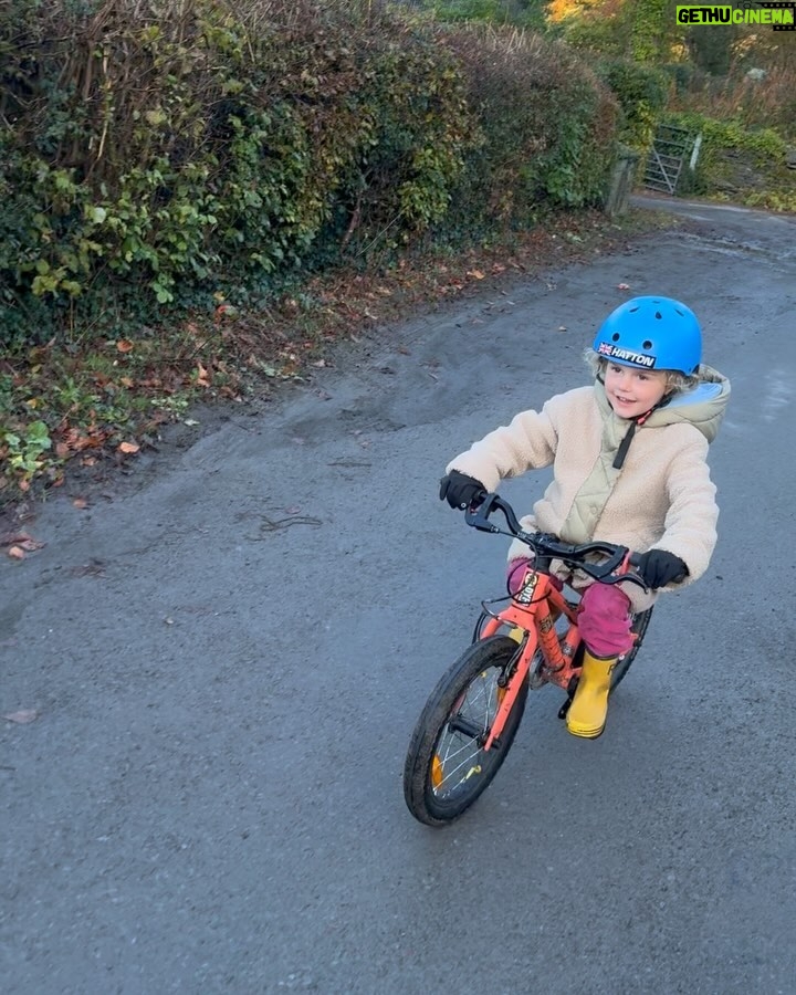 Rachel Atherton - 9.2K Likes - Double bike ride day 🙏 for @ollydavey birthday ☺️❤️😍 ride to town for breakfast in the autumn leaves 🍁 🍳
then some laps of Nant Y Arian @bwlchnantyrarian with the shotgun seat on the e-bike on the blues & sharing the atherton bike for some shared faster laps = absolute perfect ride with the whole fam!
@kidsrideshotgun @athertonbikes ❤️