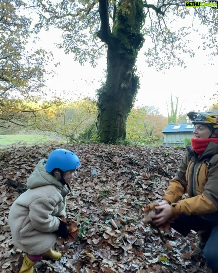 Rachel Atherton - 9.2K Likes - Double bike ride day 🙏 for @ollydavey birthday ☺️❤️😍 ride to town for breakfast in the autumn leaves 🍁 🍳
then some laps of Nant Y Arian @bwlchnantyrarian with the shotgun seat on the e-bike on the blues & sharing the atherton bike for some shared faster laps = absolute perfect ride with the whole fam!
@kidsrideshotgun @athertonbikes ❤️
