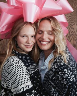 Rachel Roberts Instagram - ❤️❤️❤️❤️❤️
#Repost @dmanagementgroup
・・・
Rachel Roberts and her daughter Ava for @maisonsimons 2024 holiday campaign.

@realrachelroberts 

Photography: @taomeitao
HMUA: @paco_puertas @mainamilitza @alexandredeslauriers @katerie_p
Styling: @fritzpic