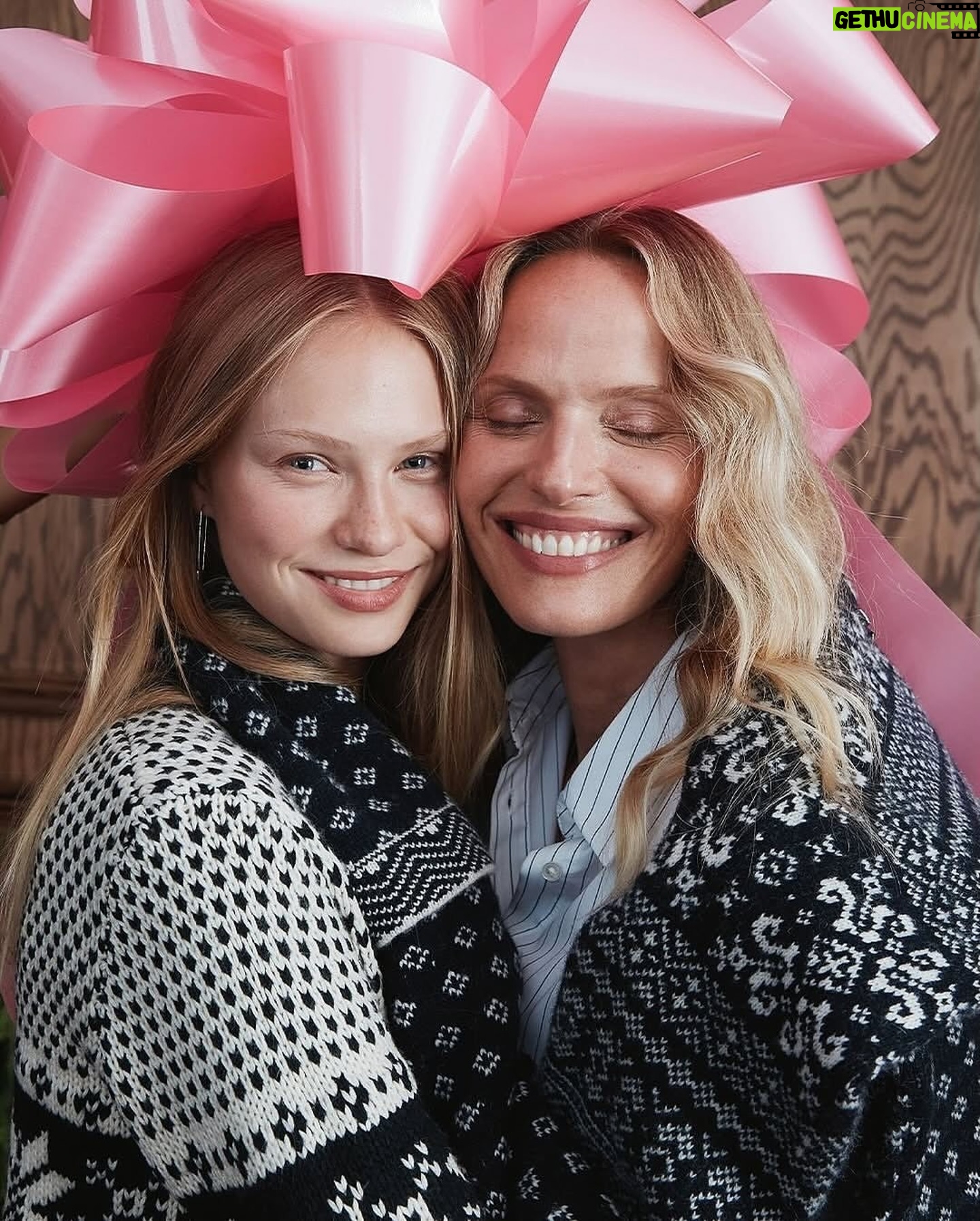 Rachel Roberts - 3.5K Likes - ❤️❤️❤️❤️❤️
#Repost @dmanagementgroup
・・・
Rachel Roberts and her daughter Ava for @maisonsimons 2024 holiday campaign.
@realrachelroberts
Photography: @taomeitao
HMUA: @paco_puertas @mainamilitza @alexandredeslauriers @katerie_p
Styling: @fritzpic