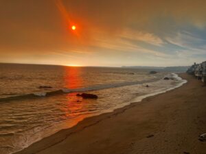 Rachel Roberts Instagram - Apocalyptic yet beautiful scenes from today’s fires just down our road. 
We are safe and evacuated. 
Praying these brave firefighters get the fires, that have flared up again just above us, under control ❤️❤️🙏🏻🙏🏻. Sending love and prayers to everyone affected. #malibustrong❤️ #franklinfire